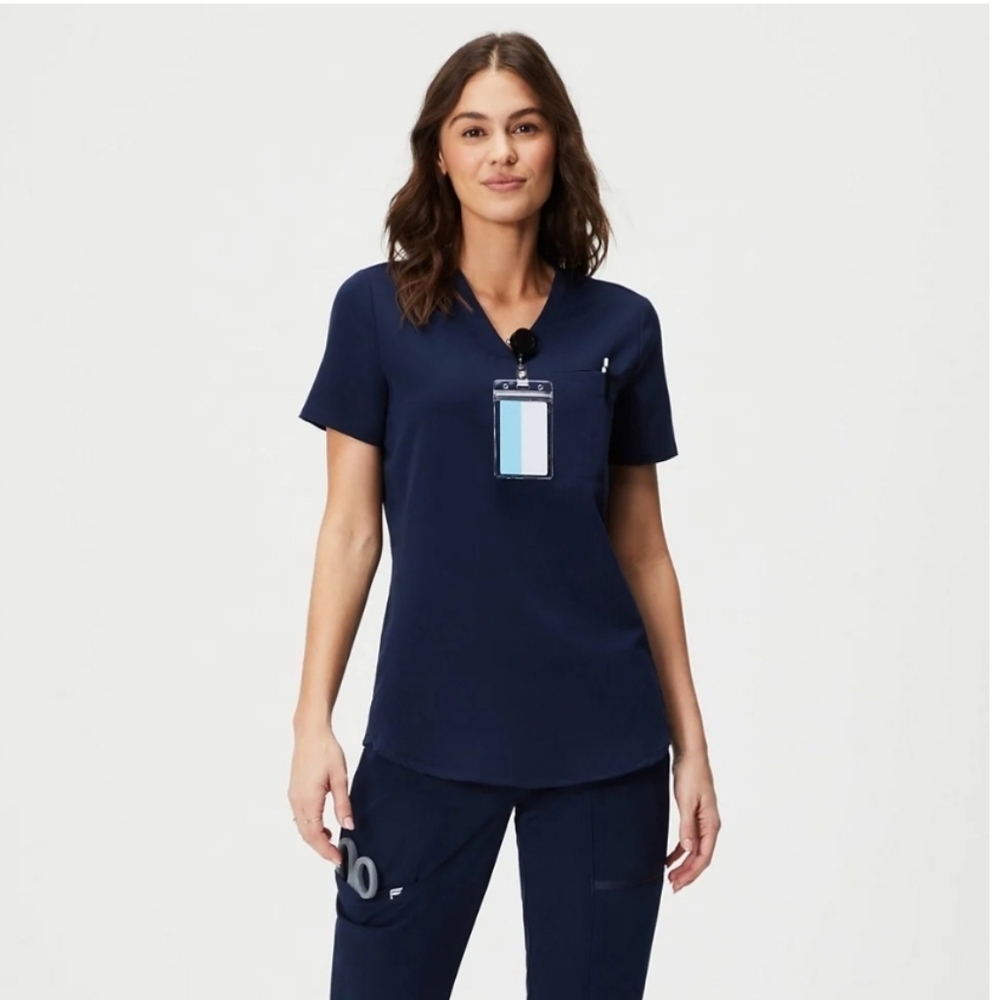 Fabletics Scrub Set- Ion Pants in MP and Vital top in S